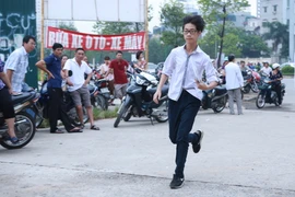 Lo muộn giờ, thí sinh chạy như 'bay' tới phòng thi. (Ảnh: Minh Sơn/Vietnam+)