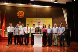 Thứ trưởng Bộ Nội vụ Nguyễn Duy Thăng đã bấm nút chính thức khai trương Cổng thông tin điện tử Bộ Nội vụ. (Ảnh: Minh Sơn/Vietnam+)