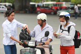 Nhiều thí sinh tỏ ra vội vã vì cuối ngày có rất ít xe khách còn đỗ tại bến. (Ảnh: Minh Sơn/Vietnam+)