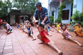 Năm 1995, ông thành lập Câu lạc bộ võ thuật Lam Sơn với tiêu chí ‘dạy võ để rèn đức’. Trải qua 20 năm, hàng ngàn võ sinh do chính ông dạy đã thành tài và em nhiều giải cao trong các kỳ thi võ thuật quốc gia. (Ảnh: Minh Sơn/Vietnam+)