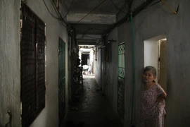 Khu nhà tập thể trong lòng Hà Nội: Vừa đi vệ sinh vừa... đội nón