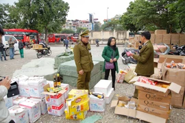 Chùm ảnh về phát hiện hơn 2.000 mỹ phẩm, đồ chơi trốn thuế