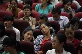 Không chỉ thí sinh mà các phụ huynh cũng lộ rõ vẻ mệt mỏi khi chờ đợi làm thủ tục. (Ảnh: PV/Vietnam+)