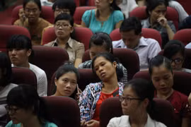 Không chỉ thí sinh mà các phụ huynh cũng lộ rõ vẻ mệt mỏi khi chờ đợi làm thủ tục. (Ảnh: PV/Vietnam+)