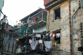 Hầu hết các hộ nơi đây đều cơi nới vì diện tích sử dụng chỉ 20m2, việc thay đổi kết cấu nhà này tiềm ẩn nhiều rủi ro. (Ảnh: Minh Sơn/Vietnam+)