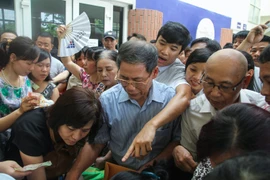 [Photo] "Vây" trường mua hồ sơ, phụ huynh mướt mồ hôi vì con em