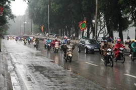 [Photo] Dân Hà Nội khốn khổ vì thời tiết mưa phùn, nồm ẩm kéo dài 