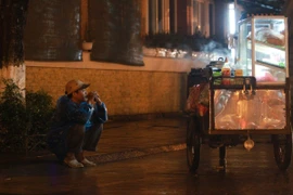 [Photo] Người lao động nhọc nhằn mưu sinh trong đêm mưa rét