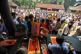 [Photo] Chen chúc xin chữ cầu công danh, học hành đầu năm ở Văn Miếu