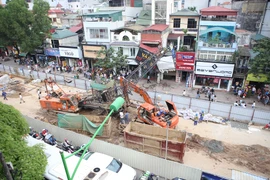 [Video] Sập cần cẩu vào nhà dân, 2 người đi đường suýt tử nạn