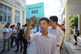 Sáng 30/5, hàng ngàn thí sinh đã có mặt tại trường đại học Quốc gia Hà Nội để tổ chức thi tuyển bằng hình thức bài thi đánh giá năng lực xét tuyển đại học chính quy. 