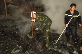 Hà Nội: Người dân Dương Nội náo loạn vì cháy xưởng gỗ lớn