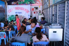 Quán ăn hút khách nhờ “tuyệt chiêu" lắp quạt điều hòa tự chế độc đáo