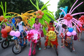 Sáng ngày 26/9, tại khu đô thị Ecopark, hơn 500 trẻ em đã cùng nhau trang trí chiếc xe đạp thành những hình thù ngộ nghĩnh. (Ảnh: Minh Sơn/Vietnam+)