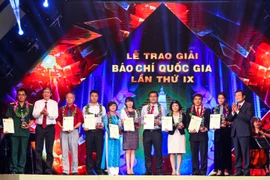 Nhóm các tác giả đạt giải A năm 2014. (Ảnh: Minh Sơn/Vietnam+)