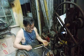 Người đàn ông khuyết tật 20 năm cần mẫn chế xe cho người cùng cảnh ngộ