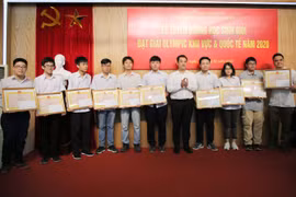 Các em học sinh nhận bằng khen của Giám đốc Đại học Quốc gia Hà Nội. (Ảnh: PV)