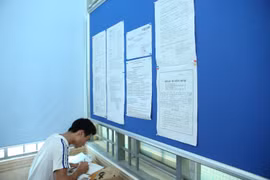 Thí sinh làm thủ tục xét tuyển đại học. (Ảnh: Minh Sơn/Vietnam+)