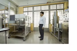 Phó giáo sư Nguyễn Tấn Dũng và bộ sản phẩm sấy thăng hoa. (Ảnh: Vietnam+)