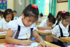 Từ năm học 2020-2021, học sinh lớp một sẽ học theo sách giáo khoa mới, chương trình mới. (Ảnh: TTXVN)