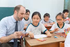 Các em học sinh hào hứng khi lần đầu tiên được học trực tiếp với giáo viên nước ngoài. (Ảnh: PV)