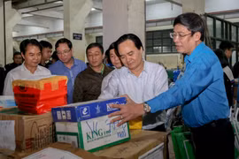 Bộ trưởng Phùng Xuân Nhạ (thứ hai từ phải sang) tham gia hỗ trợ vận chuyển hàng đến học sinh miền Trung. (Ảnh: PV)