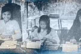 Cô Đinh Lê Hà (ngoài cùng bên trái) cùng các đồng nghiệp đánh máy chữ tại căn cứ miền Nam. (Ảnh: NVCC)