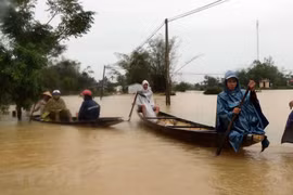 Nước lũ gây ngập sâu tại Thừa Thiên Huế. (Ảnh: Đỗ Trưởng/TTXVN)