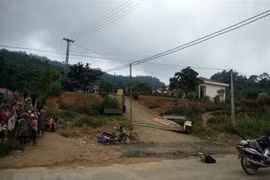Hiện trường vụ việc thương tâm tại phân hiệu Bản Phung, Trường tiểu học Khánh Yên Thượng. (Ảnh: TTXVN)