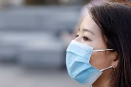 Việc thí sinh được đeo khẩu trang vào phòng thi tiềm ẩn nguy cơ gian lận thi cử. (Ảnh minh họa: AFP)