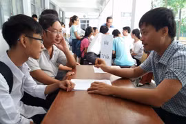 Thí sinh tìm hiểu thông tin xét tuyển đại học. (Ảnh: Phạm Mai/Vietnam+)