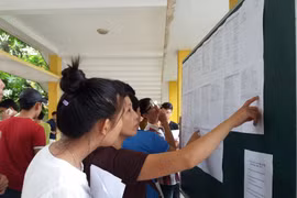 Thí sinh tìm hiểu thông tin xét tuyển vào Đại học Bách khoa Hà Nội. (Ảnh: PM/Vietnam+)