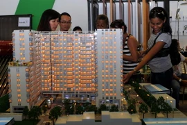 Giới thiệu mô hình chung cư cao cấp. (Ảnh: Lê Hà​/TTXVN)