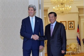 Thủ tướng Campuchia Hun Sen tiếp Ngoại trưởng Mỹ John Kery tại Cung Hòa Bình. (Ảnh: Trần Chí Hùng/Vietnam+)
