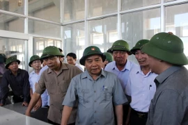 Thủ tướng Chính phủ Nguyễn Xuân Phúc kiểm tra công tác khắc phục hậu quả bão số 1 tại trạm bơm tiêu úng Cốc Thành, huyện Vụ Bản. (Ảnh: Văn Đạt/TTXVN)