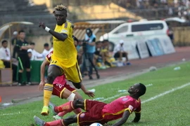 Sông Lam Nghệ An (áo vàng) đánh bại Sài Gòn FC. (Ảnh: Thanh Tùng/TTXVN)