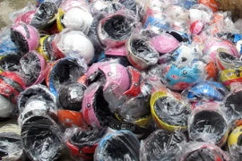 Mũ bảo hiểm kém chất lượng. (Ảnh: Đức Hiếu/TTXVN)