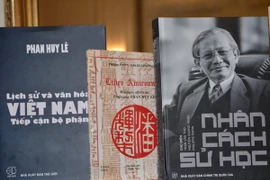 Các cuốn sách là các công trình nghiên cứu của ​giáo sư Phan Huy Lê được giới thiệu tại buổi lễ. (Ảnh: Bích Hà/TTXVN)