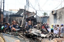 Hiện trường vụ cháy 2 căn nhà bán tạp hóa. (Ảnh: Lê Huy Hải/TTXVN)