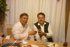 Ông Fermat (phải), người đã phản đối mưu đồ độc chiếm Biển Đông của Trung Quốc.