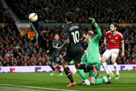 Coutinho khiến David de Gea chỉ còn biết đứng nhìn bóng đi vào lưới. (Nguồn: PA)
