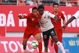 Pha tranh bóng giữa cầu thủ Hải Phòng Đồng Tâm Long An trên sân Lạch Tray. (Ảnh: Lâm Khánh/TTXVN)