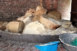 Chế biến mỡ bẩn. (Ảnh minh họa: TTXVN)