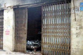 Hàng hóa của một gian hàng bị thiêu rụi. (Ảnh: Mạnh Tú/Vietnam+)