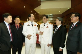 Đại tướng Trần Đại Quang, Ủy viên Bộ Chính trị, Bộ trưởng Bộ Công An với các đại biểu dự Đại hội. (Ảnh: TTXVN)