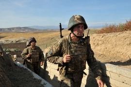 Binh sỹ Armenia đi dọc chiến hào tại khu vực giới tuyến với Azerbaijan ở Nagorny Karabakh. (Nguồn: AFP/TTXVN)