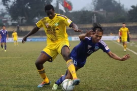 Sông Lam Nghệ An (áo vàng) có chiến thắng đầu tay ở V-League 2016. (Ảnh: Thanh Tùng/TTXVN)