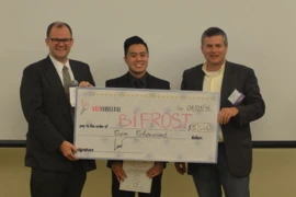 Đại diện đội vô địch Bifrost Biotech nhận phần thưởng của ban tổ chức.