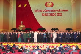 Tổng Bí thư Nguyễn Phú Trọng cùng Ban Chấp hành Trung ương khóa XII ra mắt Đại hội. (Ảnh: TTXVN)