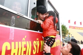 Các tân binh chia tay người thân tại Lễ giao nhận quân. (Ảnh: Doãn Tấn/TTXVN)